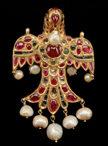 Image d'un pendentif en forme d'oiseau, en or, diamants, rubis, émeraudes, perles et cristal de roche