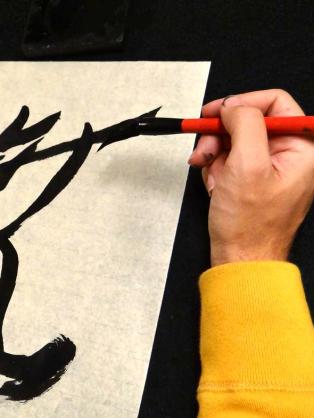 Image dun atelier de calligraphie proposé par le musée Guimet