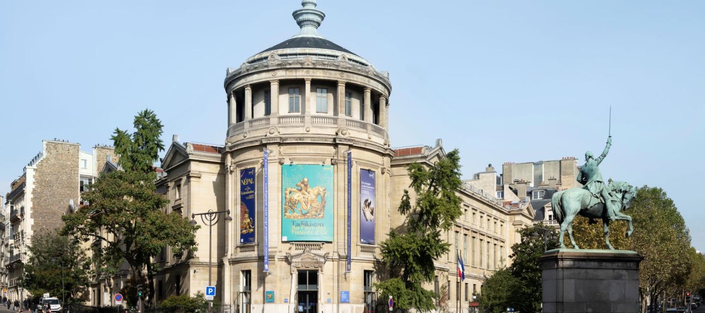 Photographie de la façade du Musée Guimet et de la place d'Iéna