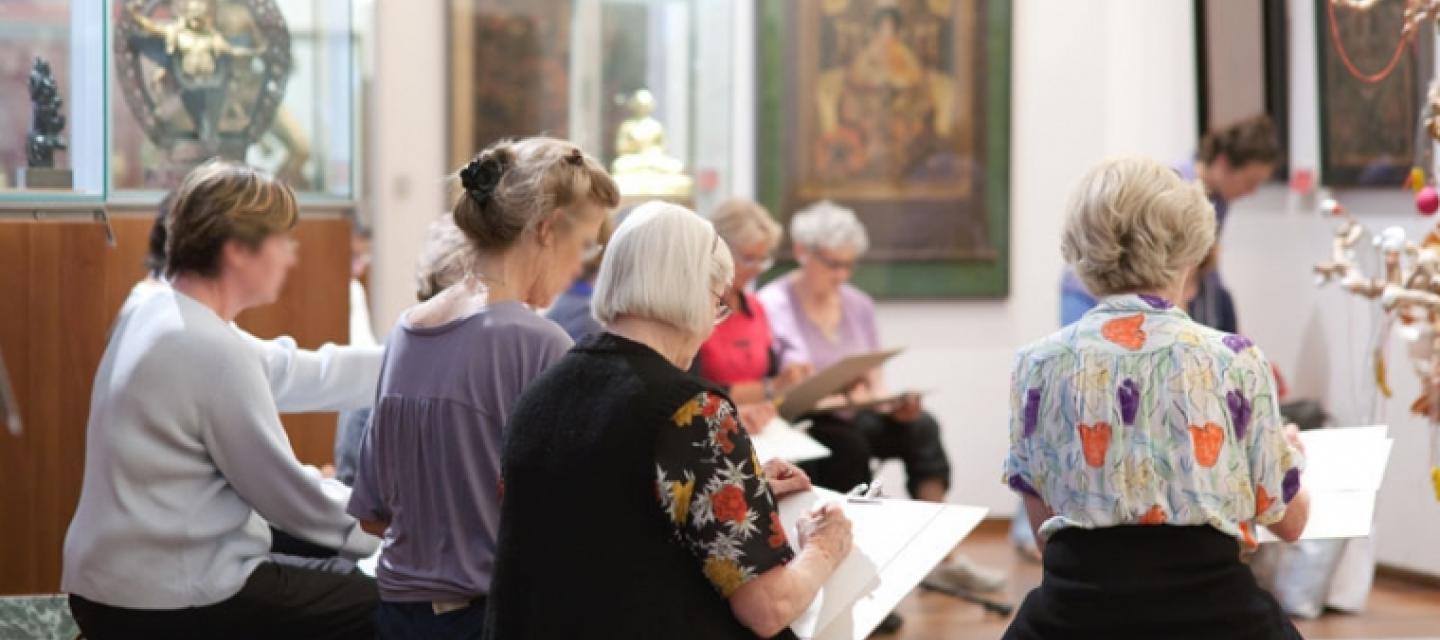 Groupe pratiquant une activité au musée Guimet