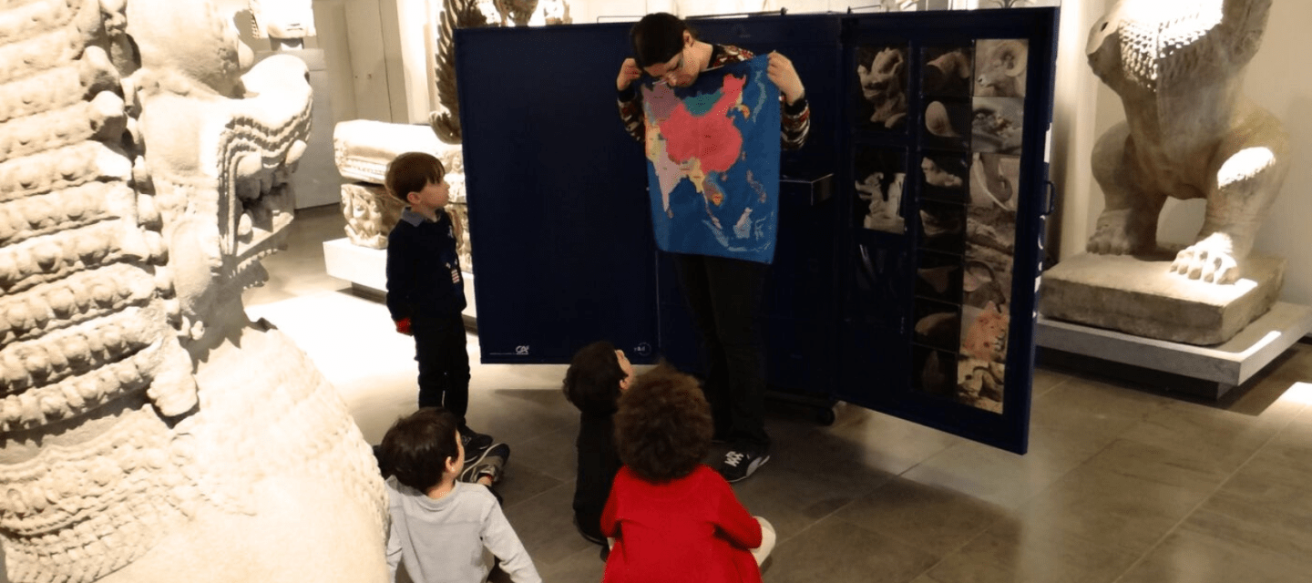Image d'un paravent dédié à l'art indien lors d'un ateliers pour enfant