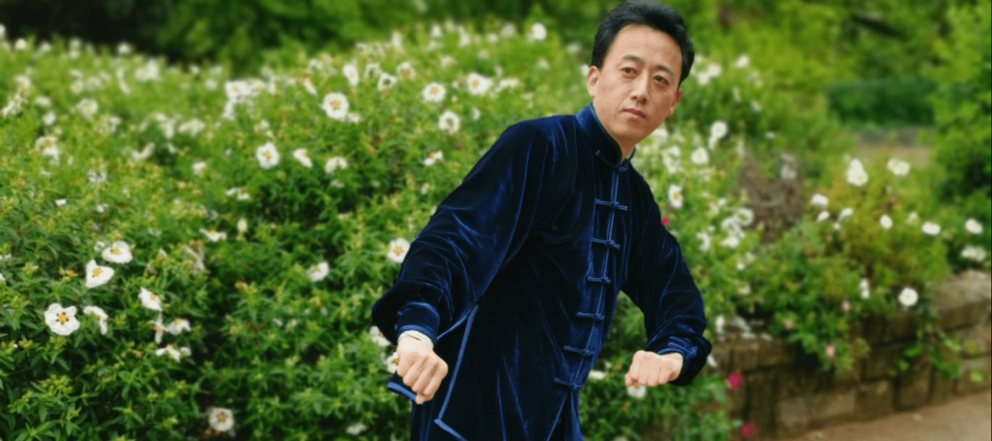 Photo d'un homme pratiquant le qi gong 