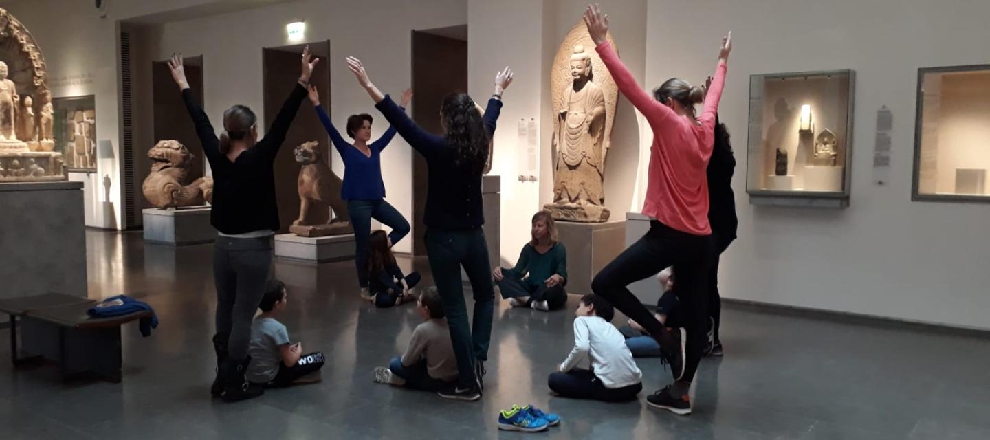 Atelier arts et yoga pour les familles au musée Guimet