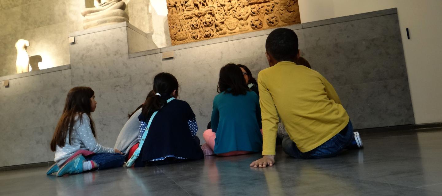 Groupe scolaire dans les espaces d'expositions du musée Guimet