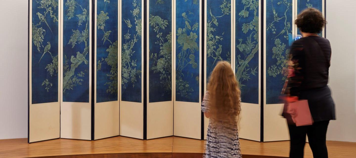 Visiteurs dans le musée Guimet