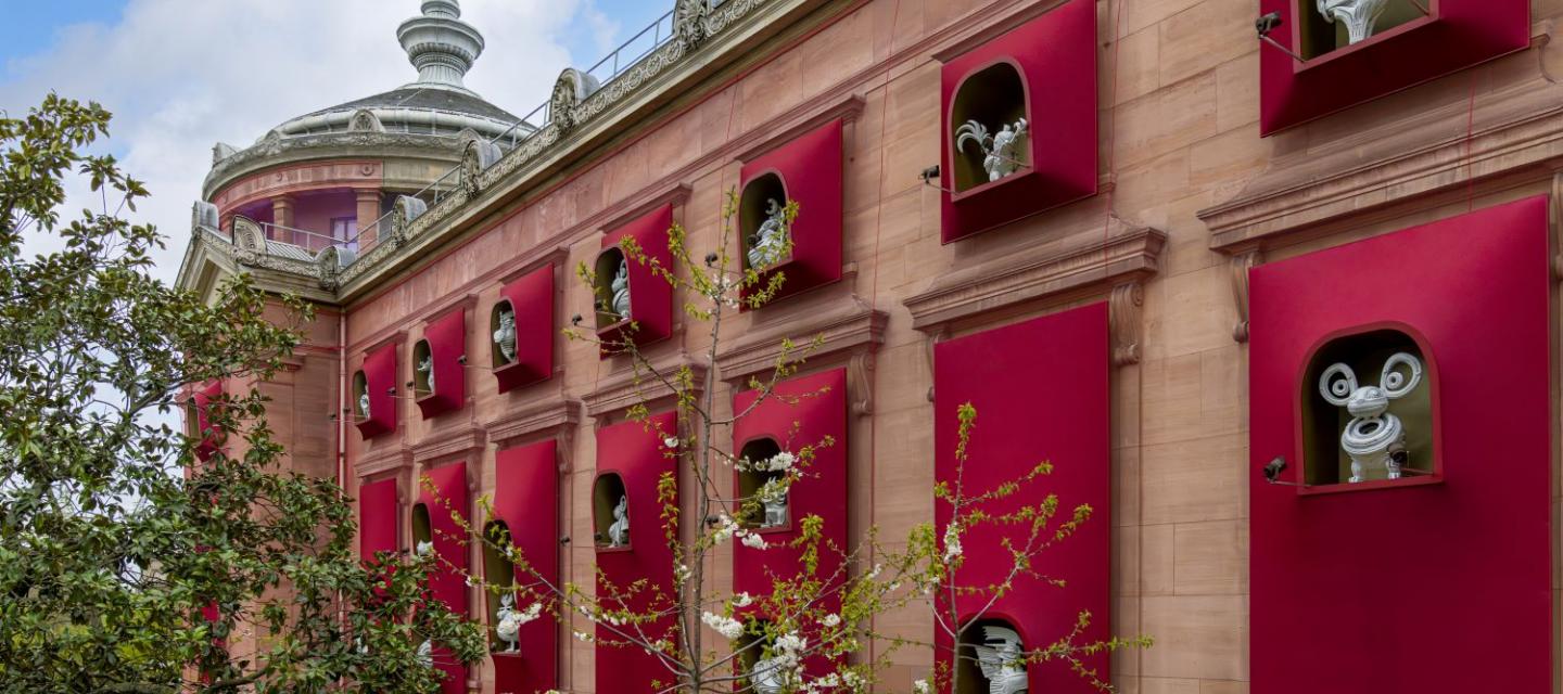 Façade de l'installation "Gardiens du temps"