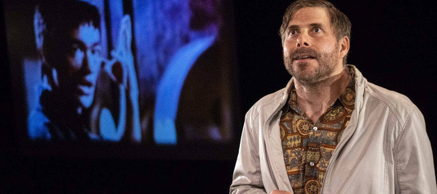 Raphaël Fernandez dans la pièce de théâtre Le Petit dragon accroche sa proie et avec sa queue il frappe