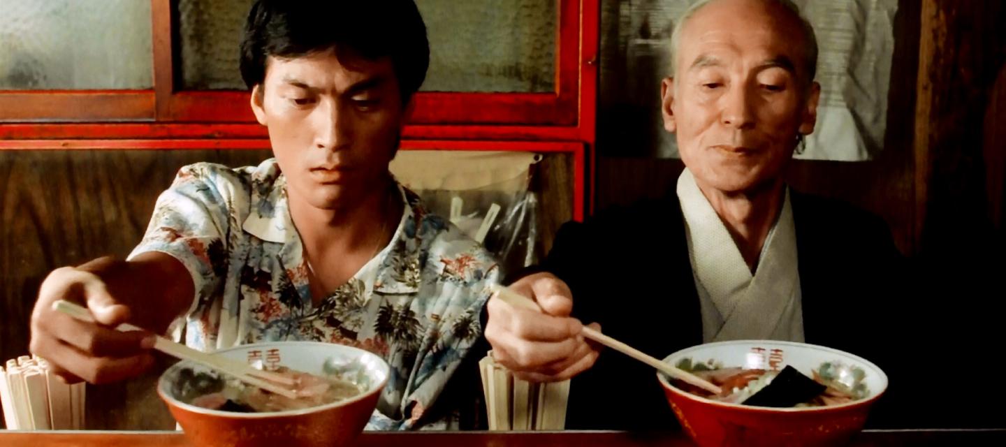 Deux hommes mangeant leur ramen