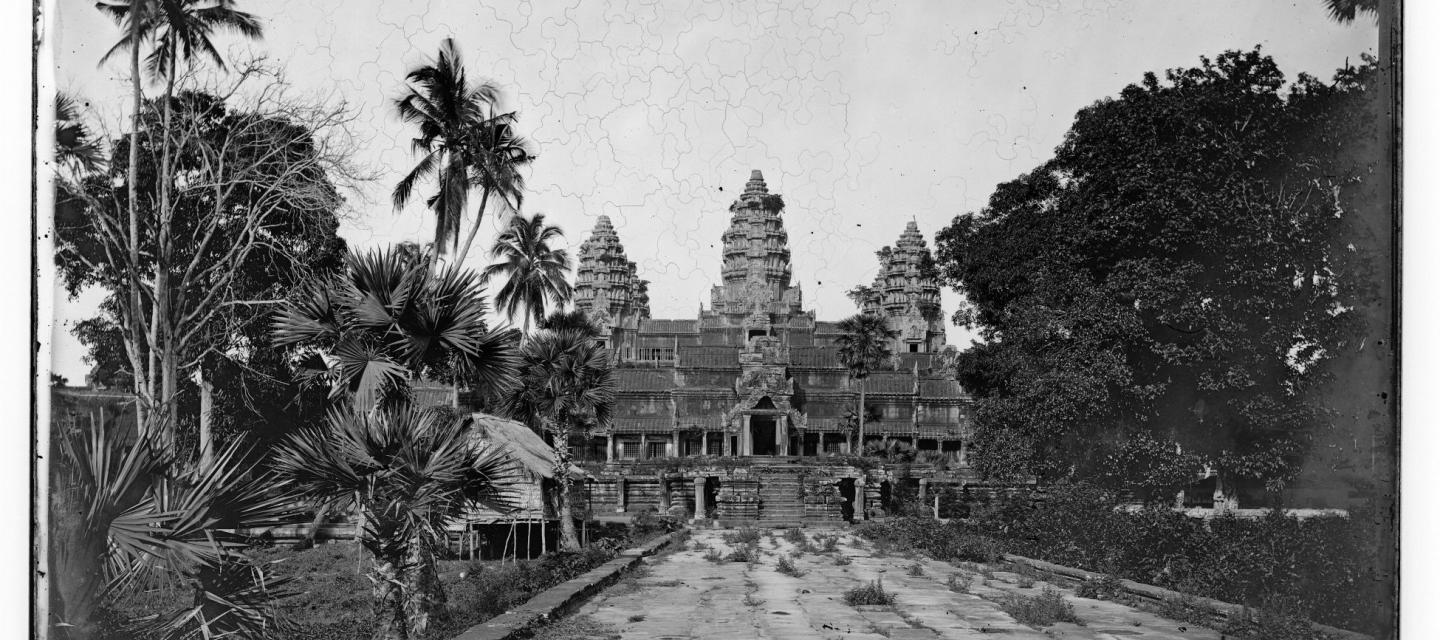 Photographie en noir et blanc du site d'Angkor Vat
