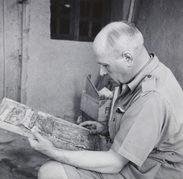 Joseph Hackin  à Begram, regardant une plaque d’ivoire