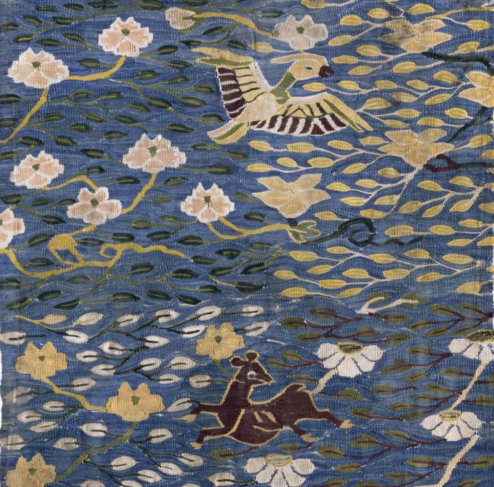 Tapisserie de soie à décor de daim et d'oiseaux sur fond de motifs floraux