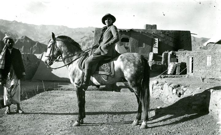 Ria Hackin à cheval