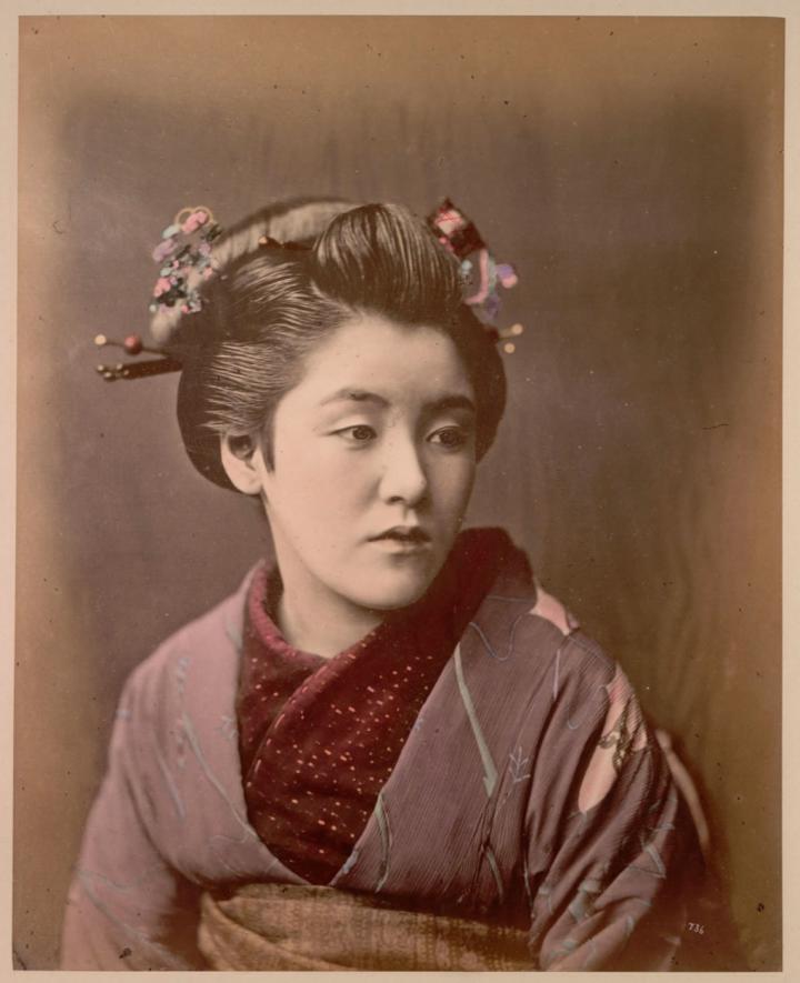 portrait d'une jeune femme japonaise