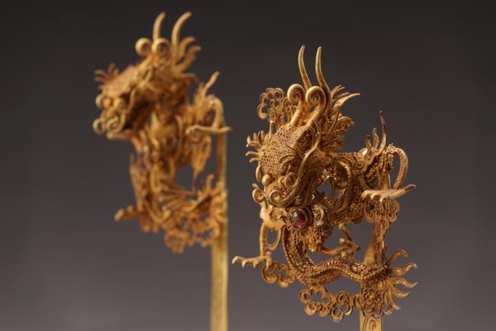 Epingle à cheveux en forme de dragon appartenant à l'exposition "L'or des Ming"
