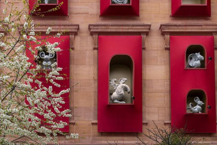 Façade de l'installation "Gardiens du temps"