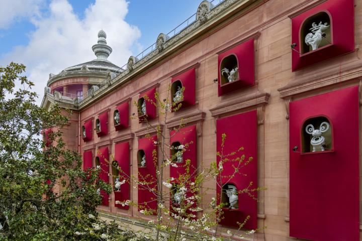 Façade de l'installation "Gardiens du temps"