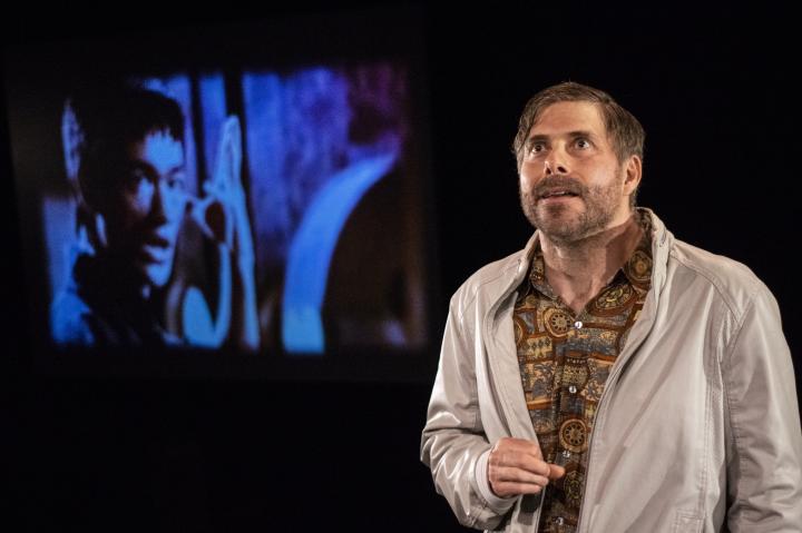 Raphaël Fernandez dans la pièce de théâtre Le Petit dragon accroche sa proie et avec sa queue il frappe