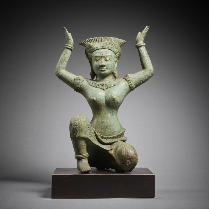Personnage féminin agenouillé, support de miroir (?), art khmer, époque angkorienne, première moitié du 12e siècle, Prasat Bayon, Angkor Thom, province de Siem Reap, Cambodge, bronze