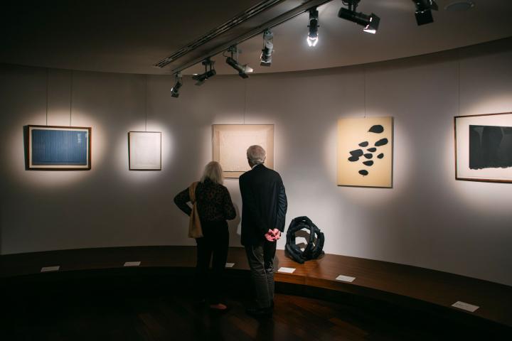 Couple de visiteurs face aux œuvres de la collection Tirault