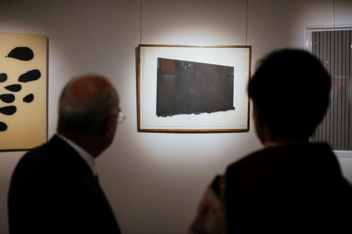 Couple de visiteurs face aux œuvres de la collection Tirault