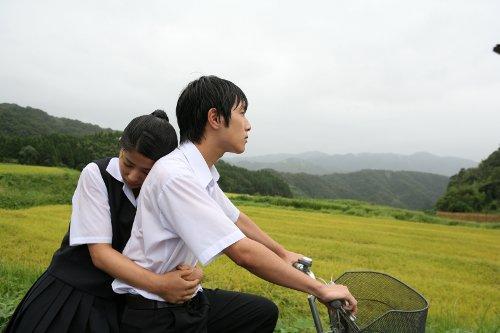 Kinotayo ; Un Nan ; deux jeunes sur un vélo
