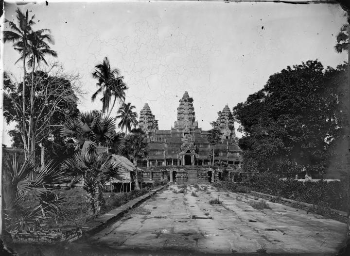 Photographie en noir et blanc du site d'Angkor Vat