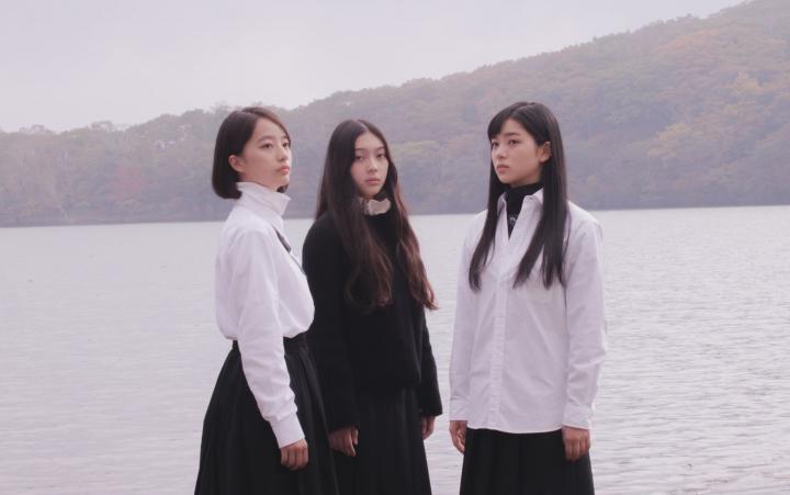 Kinotayo ; White Flowers and Fruits ; trois jeunes filles