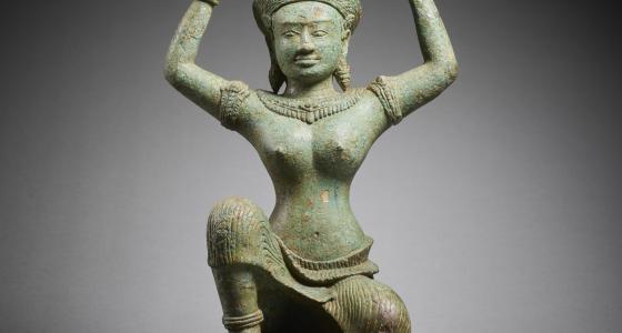 Divinité féminine agenouillée, support de miroir (?), art khmer, époque angkorienne, première moitié du 12e siècle, Prasat Bayon, Angkor Thom, province de Siem Reap, Cambodge, bronze