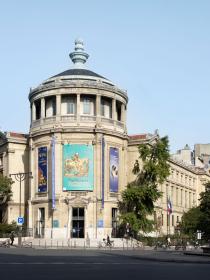 Photographie de la façade du Musée Guimet et de la place d'Iéna