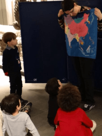 Image d'un paravent dédié à l'art indien lors d'un ateliers pour enfant