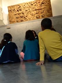 Groupe scolaire dans les espaces d'expositions du musée Guimet