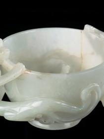 Image d'une coupe à anses en forme de dragon