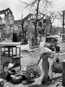 Hué, Dans la rue principale de la citadelle, Sud Vietnam, 1968, Marc Riboud