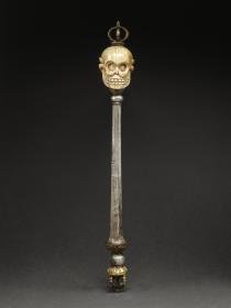Bâton rituel à tête de mort