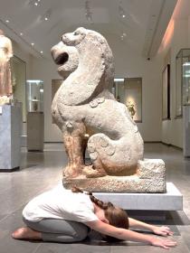 Activité yoga au musée Guimet 