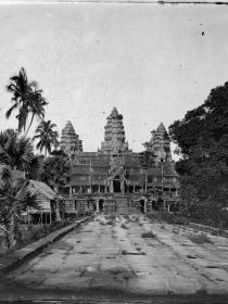 Photographie en noir et blanc du site d'Angkor Vat