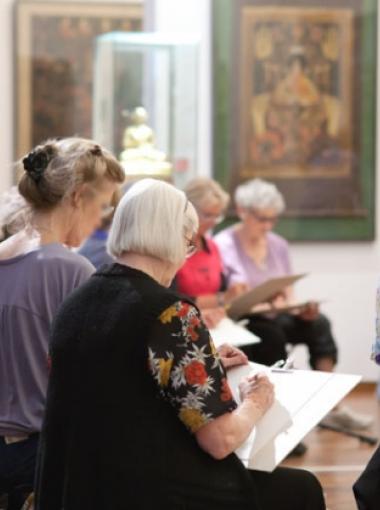 Groupe pratiquant une activité au musée Guimet