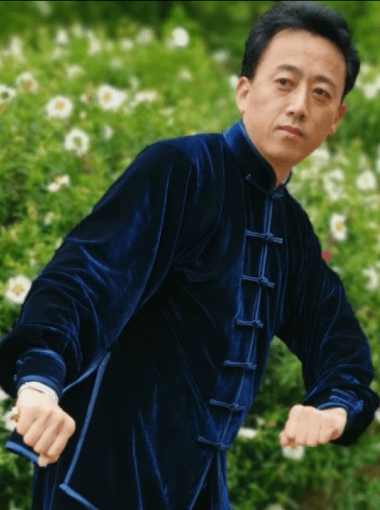 Photo d'un homme pratiquant le qi gong 