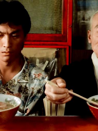 Deux hommes mangeant leur ramen