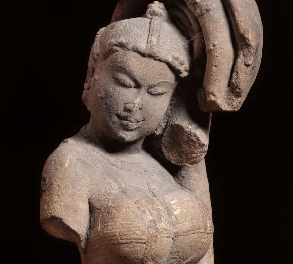 Statut du buste d'une jeune femme adossée à un rinceau originaire d'Inde