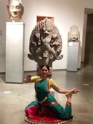 Danseuse dans les espaces du musée Guimet