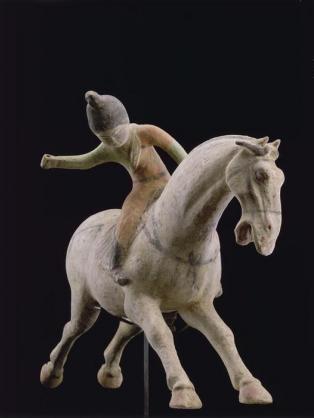 Statuette polychrome d'une femme à cheval en train de jouer au polo, art chinois, mingqi