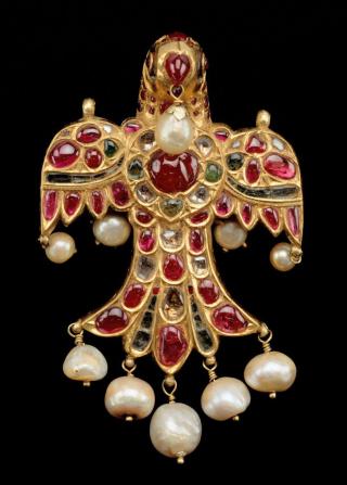 Image d'un pendentif en forme d'oiseau, en or, diamants, rubis, émeraudes, perles et cristal de roche