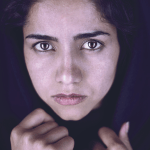 Image du film "Sonita" représentant le visage d'une femme afghane 