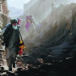 Image du film "Terres et cendres" représentant un homme et un enfant afghan dans une ruelle
