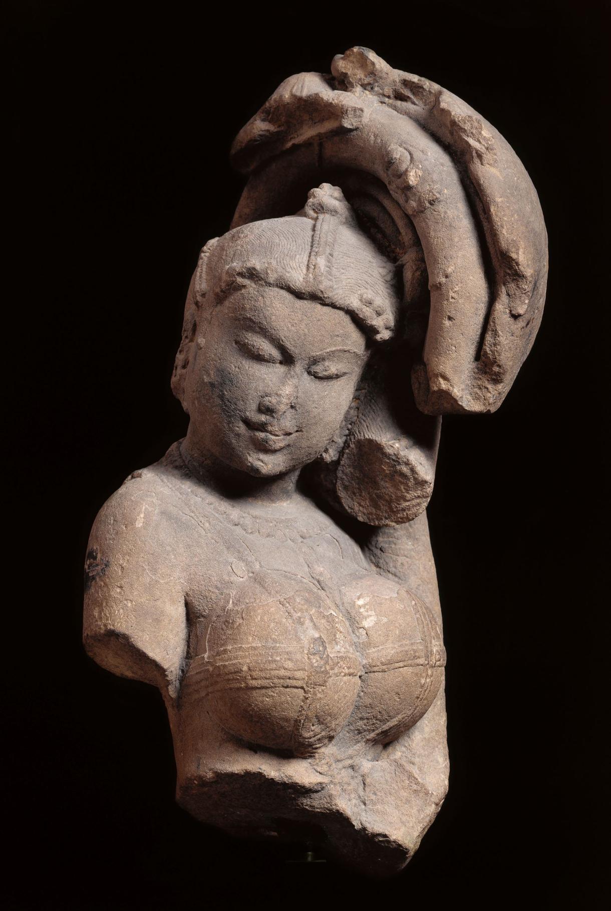 Statut du buste d'une jeune femme adossée à un rinceau originaire d'Inde