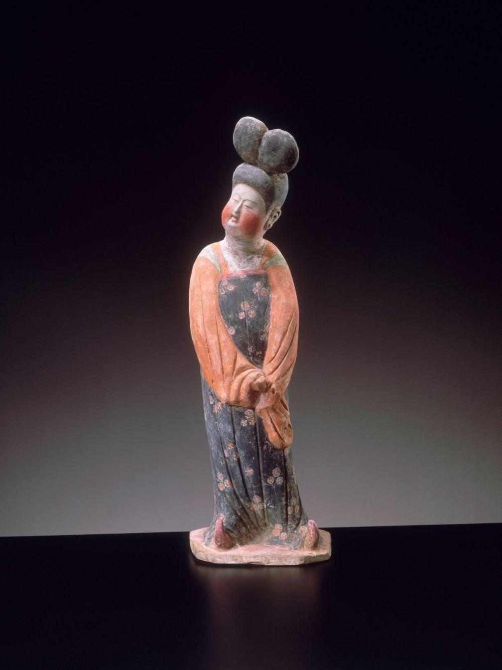 Statue en terre cuite représentant une dame de cour, coiffée d'un chignon haut